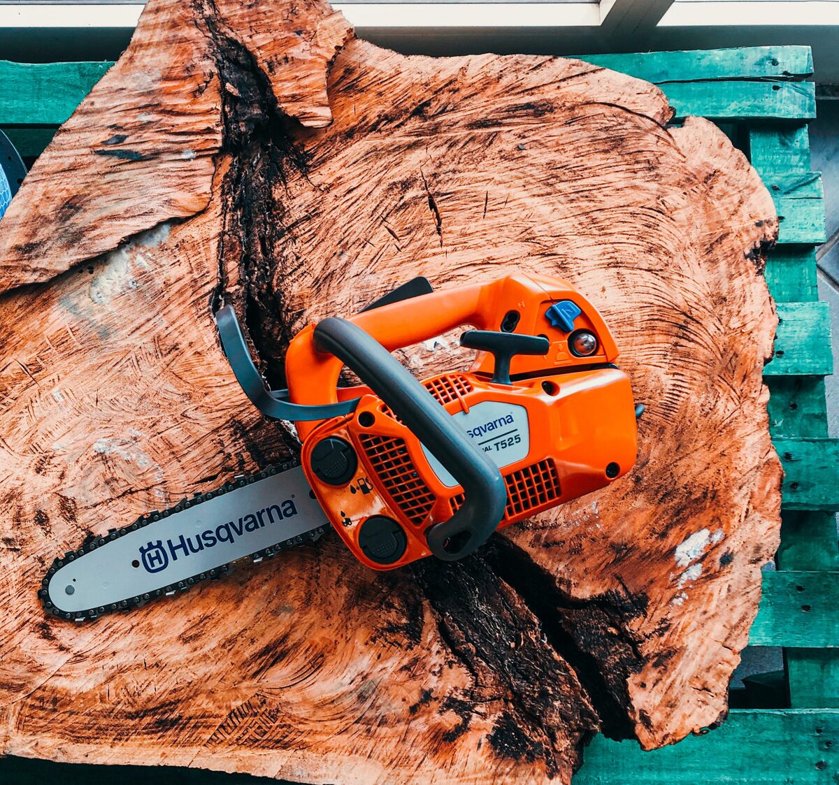 Husqvarna T525 utilisée en élagage dans un arbre, tenue à une main