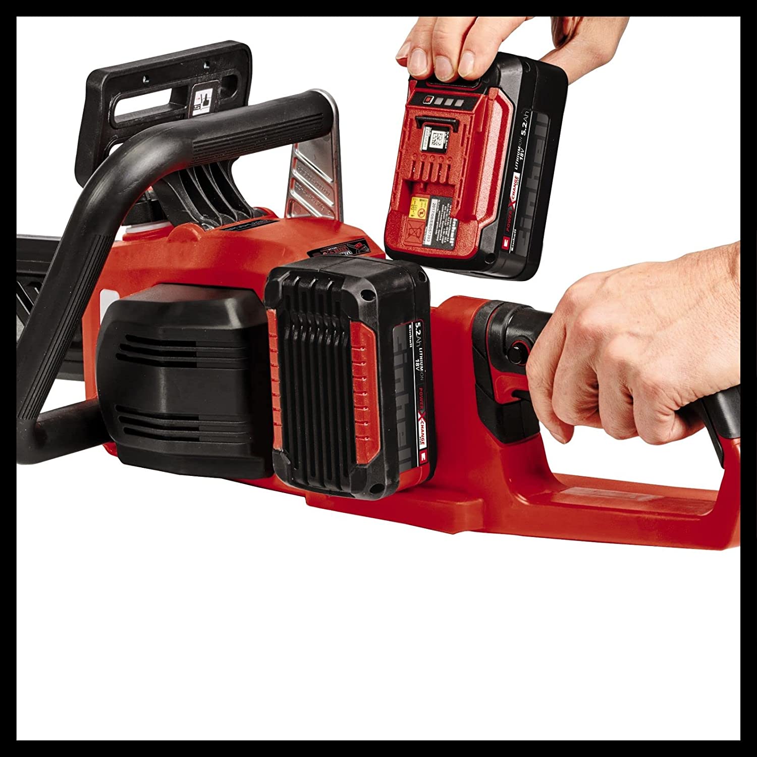 Einhell GE-LC 36/35 en cours de coupe sur une bûche