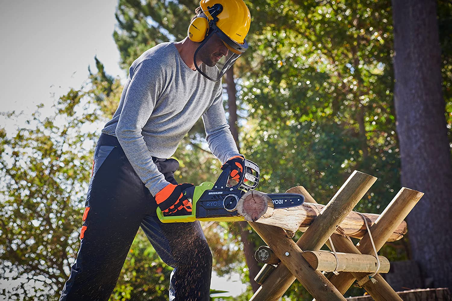 Ryobi OCS1830 avec son guide Oregon de 30 cm et sa batterie ONE+