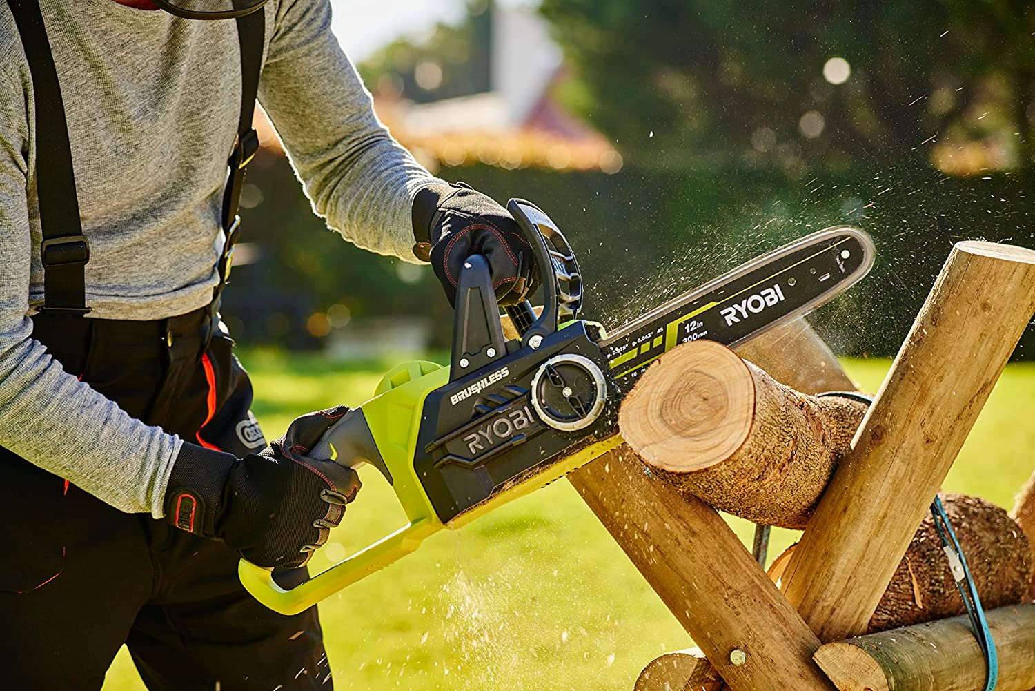 Ryobi OCS1830 en coupe, protection de main et frein de chaîne visibles