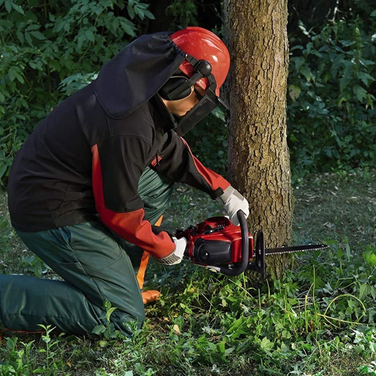 Einhell GC-PC 1435 I TC en cours de coupe sur une bûche