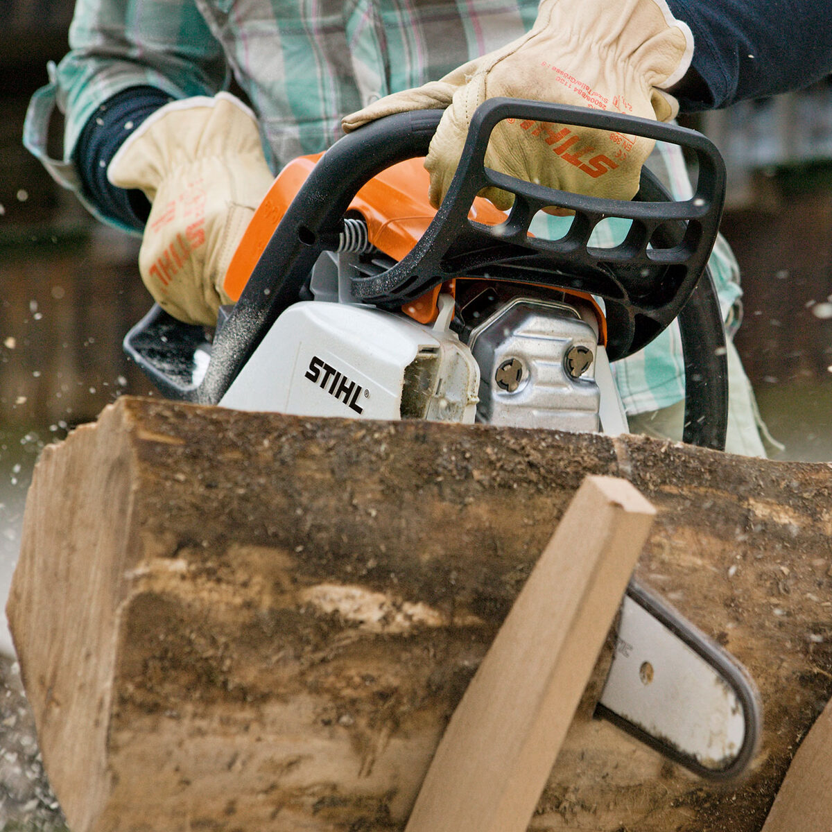 Détail du carter et de la poignée de la Stihl MS 211