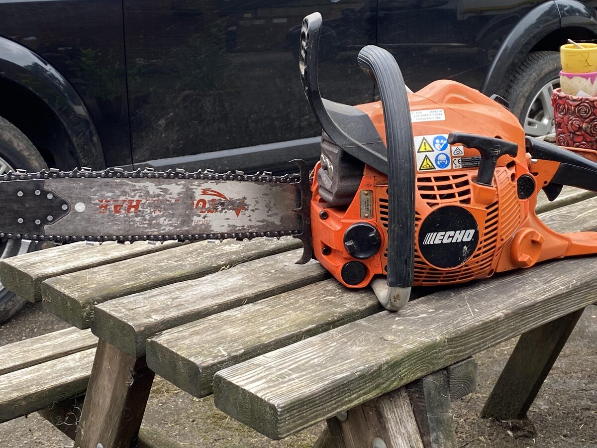 ECHO CS-501SX en coupe dans un tronc, guide engagé