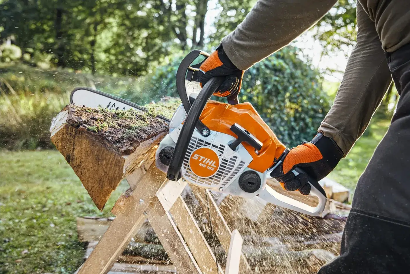 Stihl MS 162 en train de couper une planche sur un chevalet