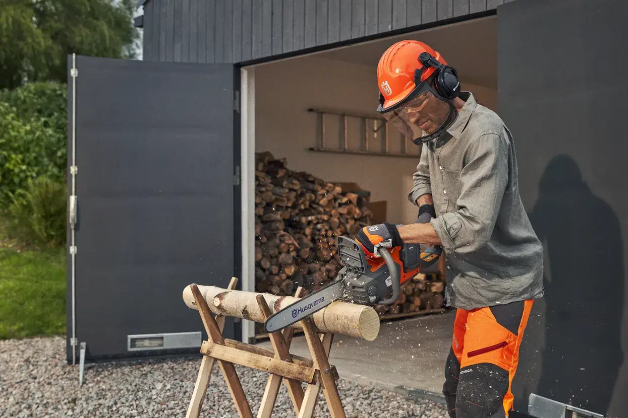 Détail de la Husqvarna 225i, molette de tension et guide de 30 cm