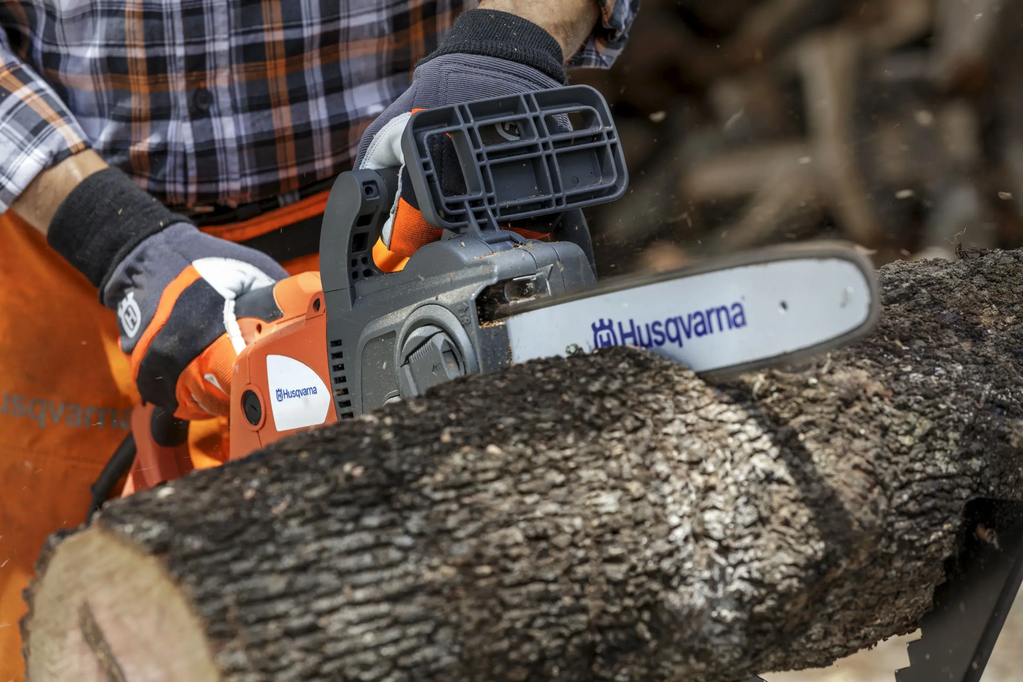 Détail de la Husqvarna 420EL, molette de tension et fenêtre de niveau d'huile