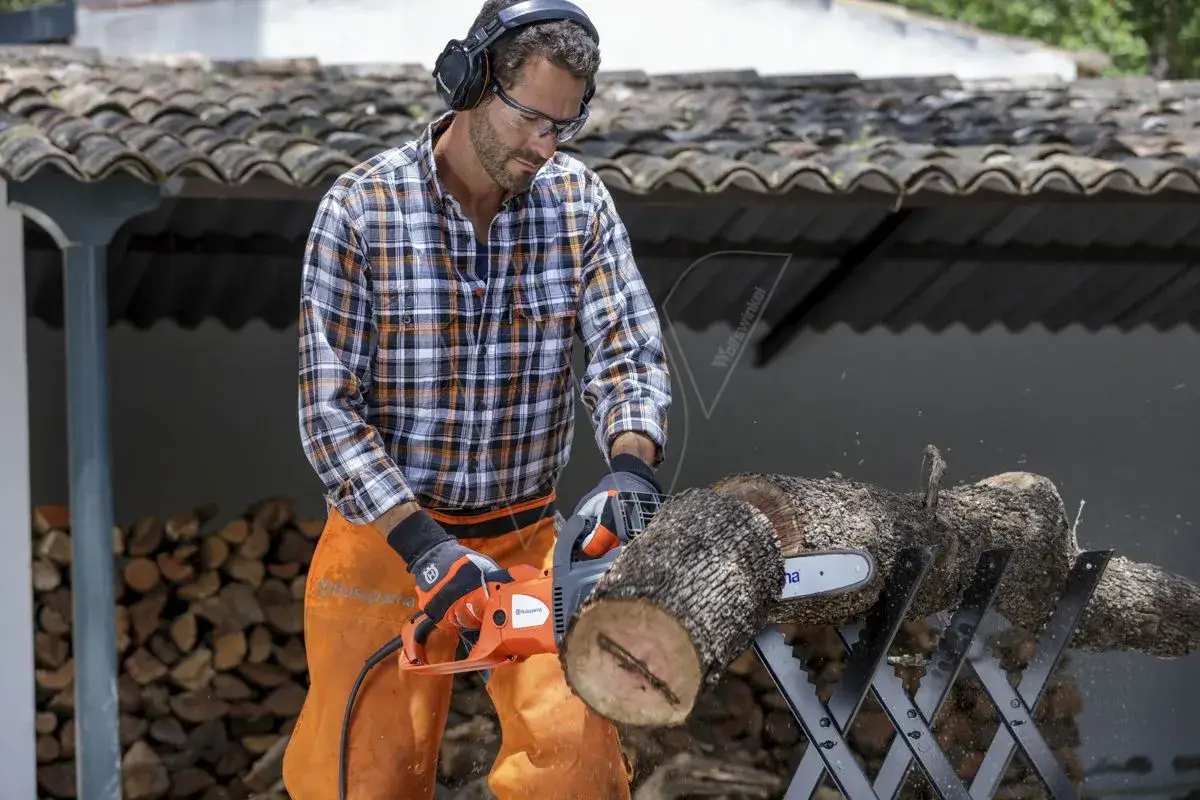 Husqvarna 420EL en coupe sur un chevalet, câble branché à une rallonge