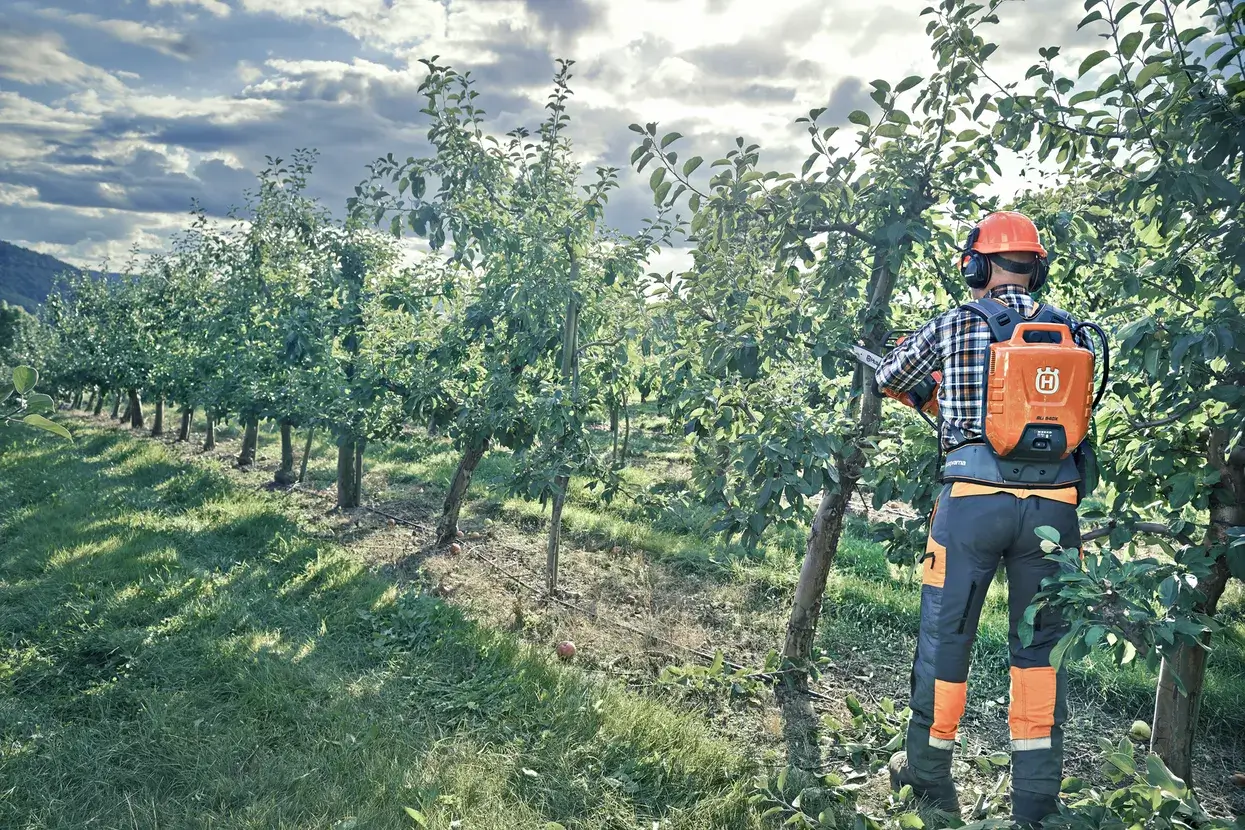 Husqvarna 535i XP en coupe, tenue à deux mains
