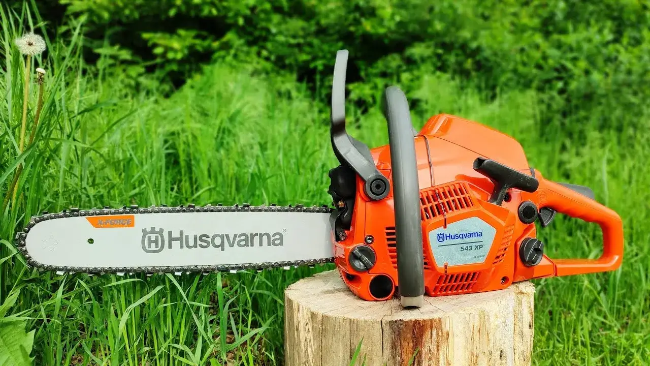 Husqvarna 543 XP en ébranchage sur un tronc abattu