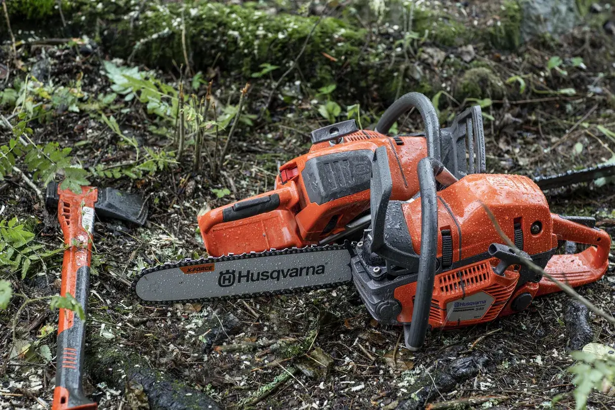 Détail du carter et de la poignée de la Husqvarna 545