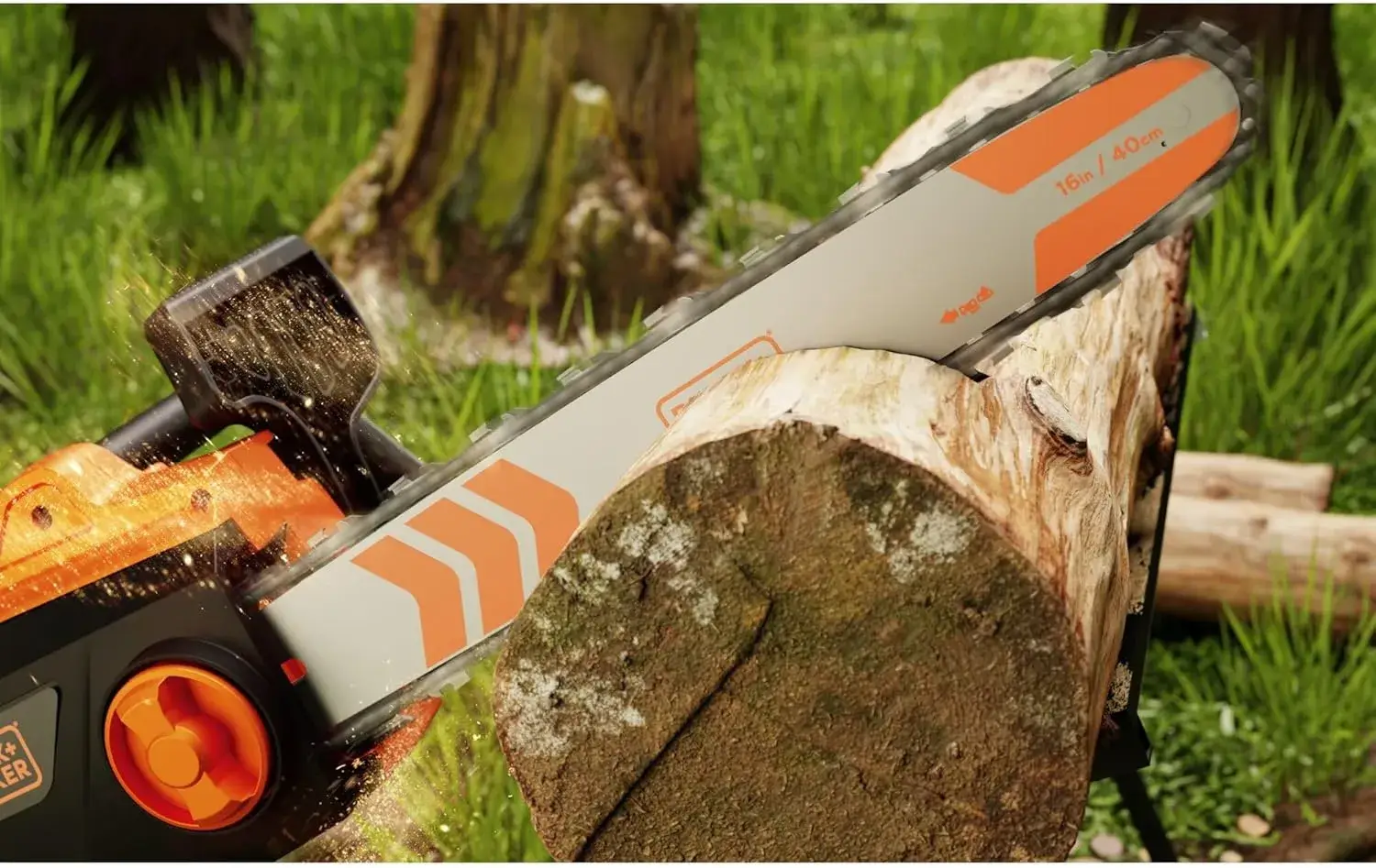 BLACK+DECKER BECS1835-QS en coupe sur un rondin, guide de 35 cm engagé