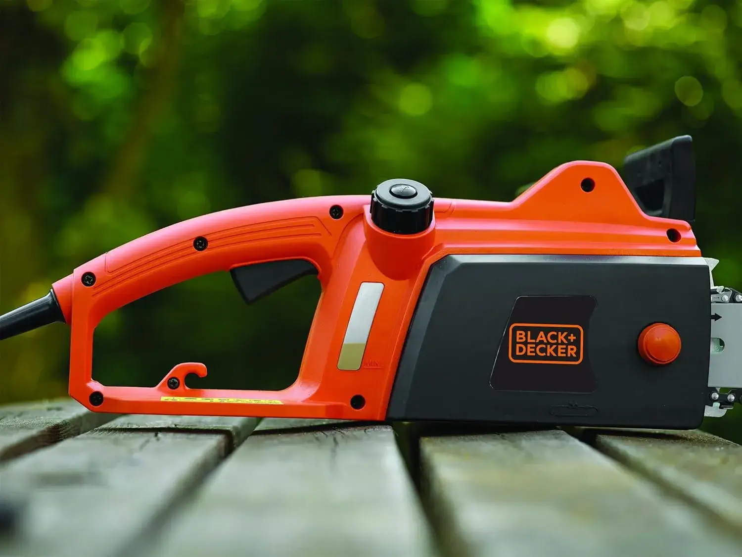 BLACK+DECKER CS1835-QS posée, réservoir d'huile transparent visible