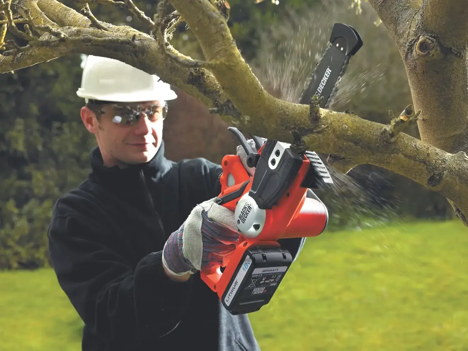 BLACK+DECKER GKC1820LB en cours de taille sur une branche