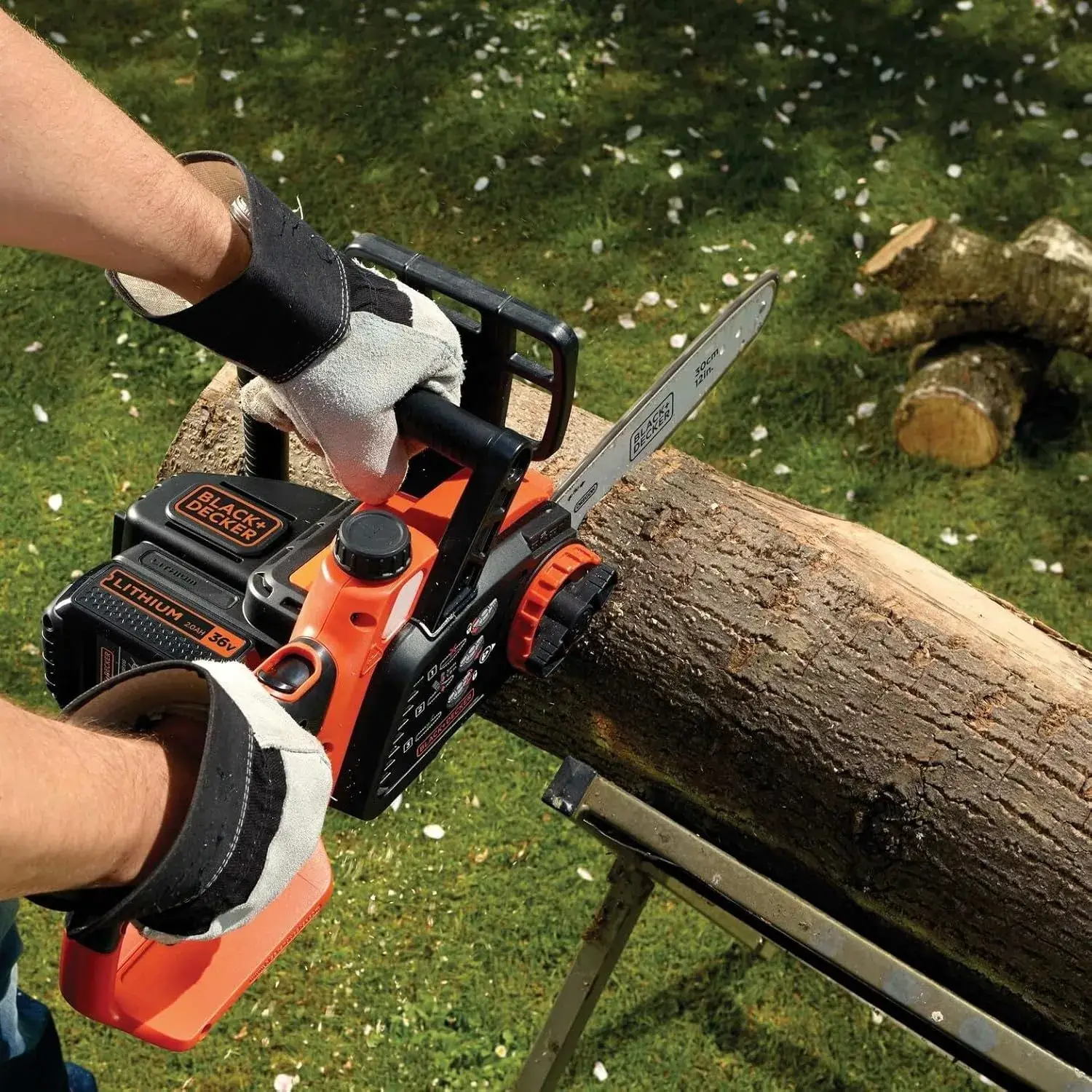 BLACK+DECKER GKC3630L20-QW avec sa batterie 36V de 2,0 Ah et son chargeur