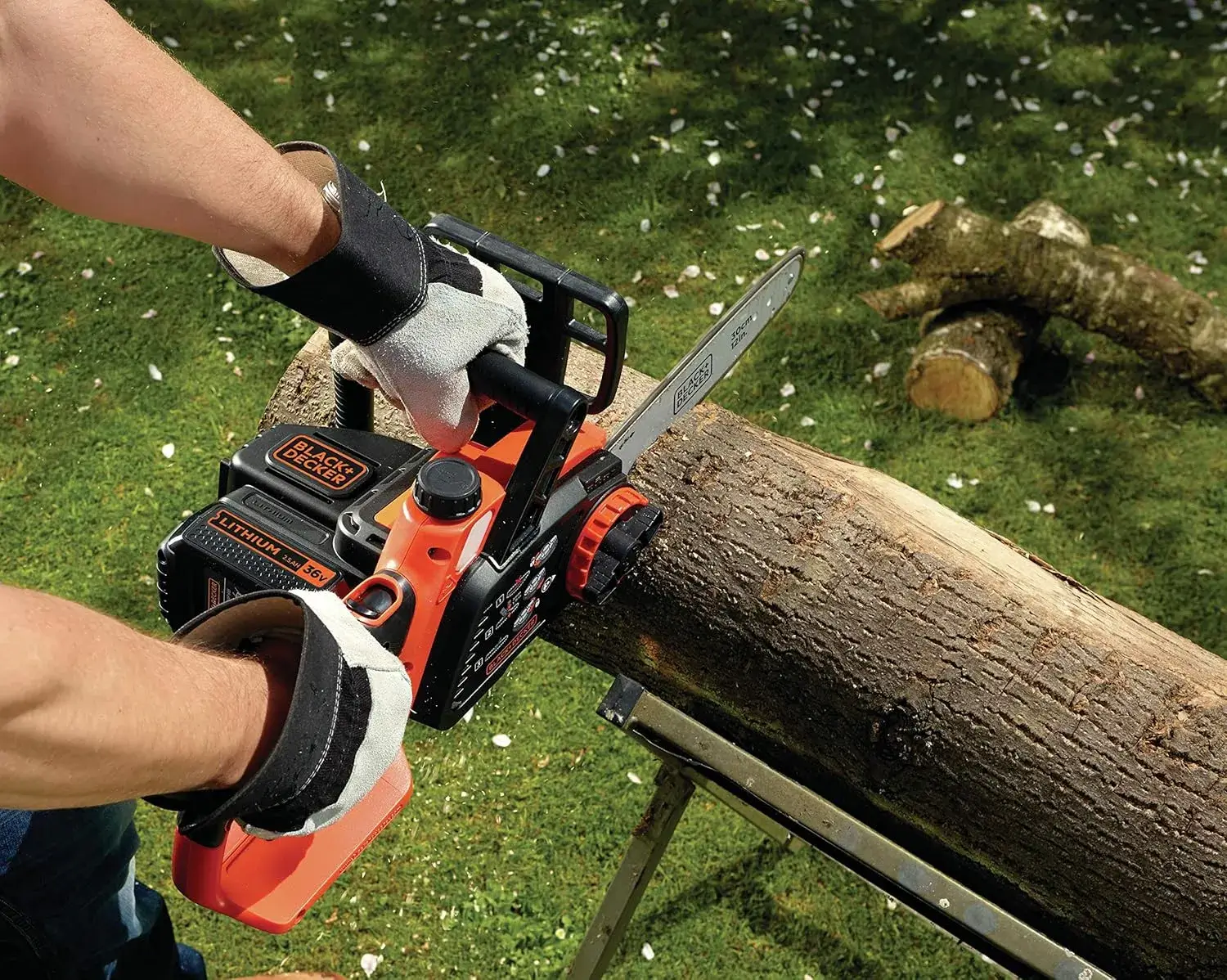 BLACK+DECKER GKC3630L25-QW en coupe sur une branche