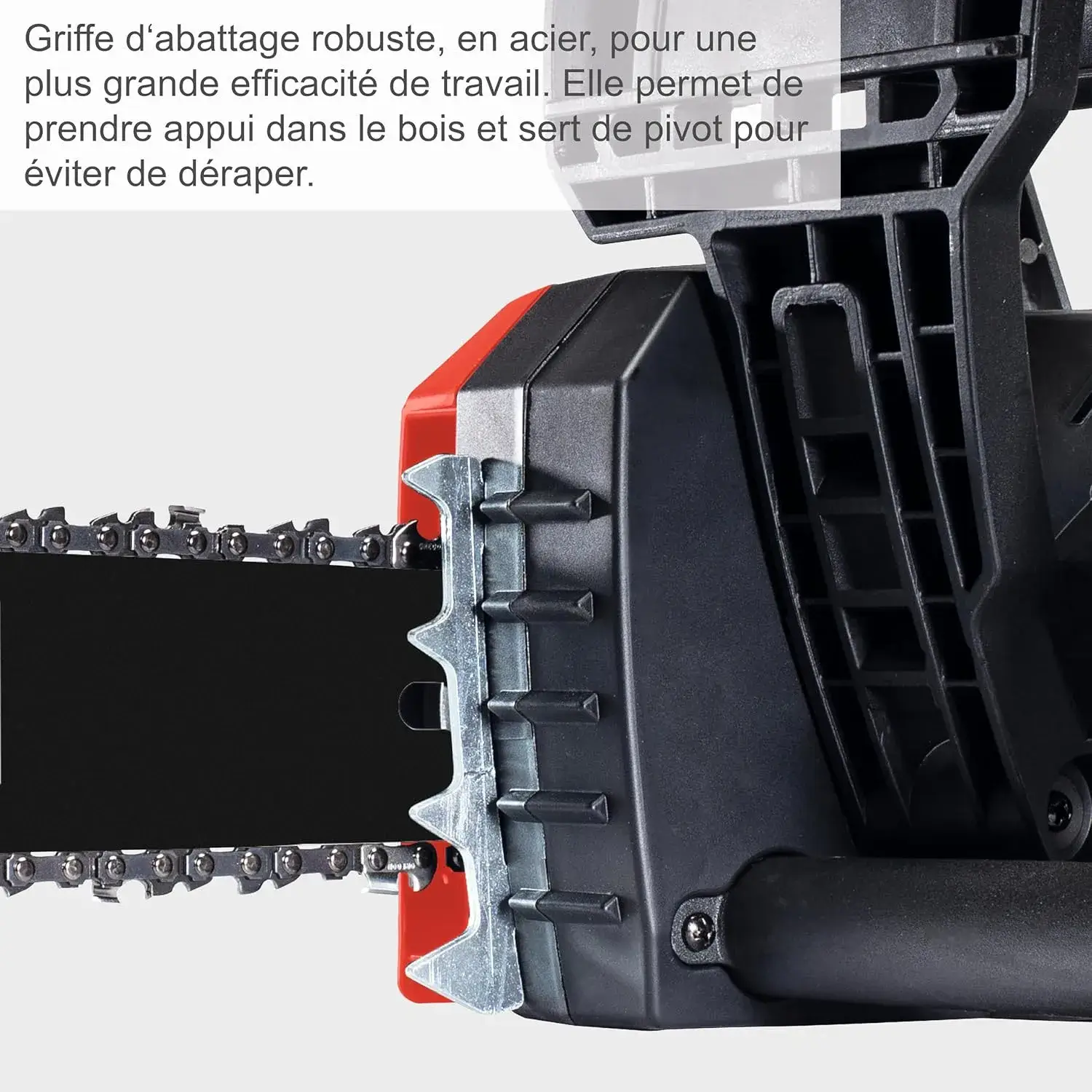 Scheppach CSE2600 en train de couper une bûche posée sur un chevalet