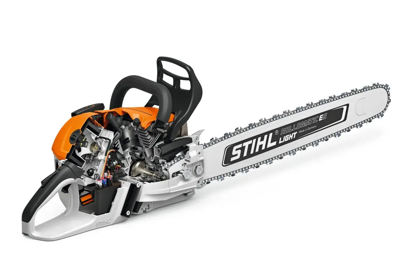 Stihl MS 500i W en coupe hivernale dans une grume gelée