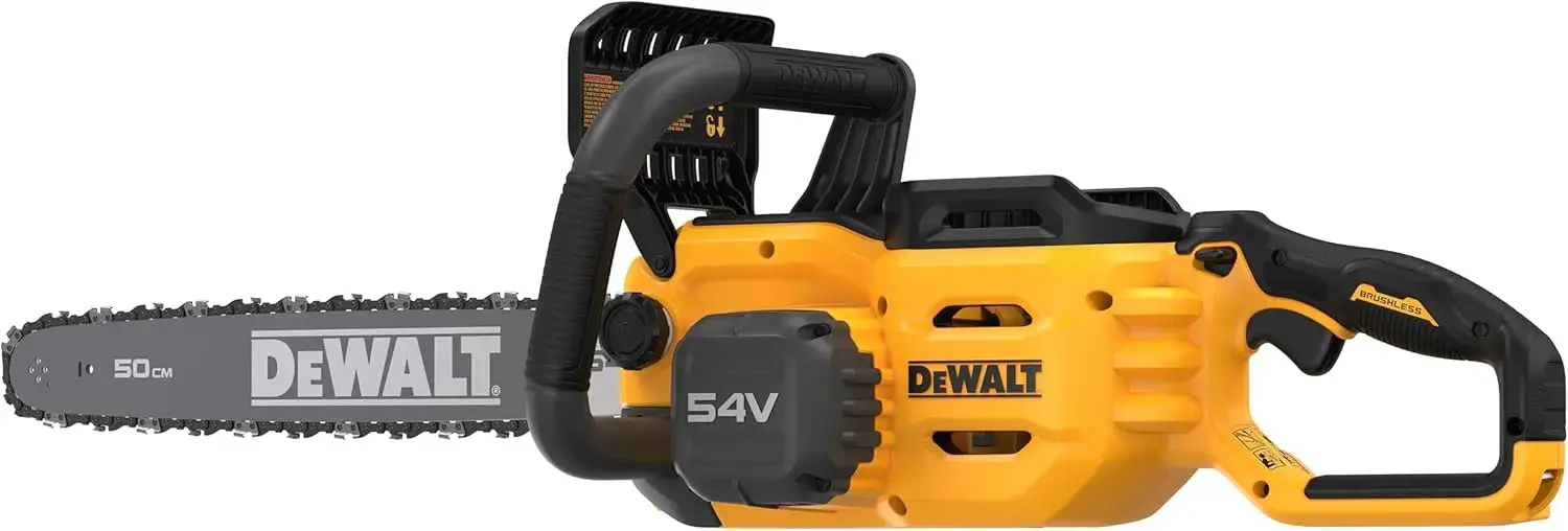 DeWalt DCMCS575N-XJ en débit sur un tronc, guide de 50 cm engagé