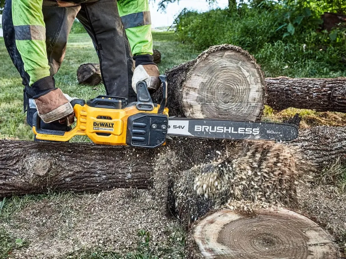 DeWalt DCMCS575N-XJ posée avec sa batterie FlexVolt 54V