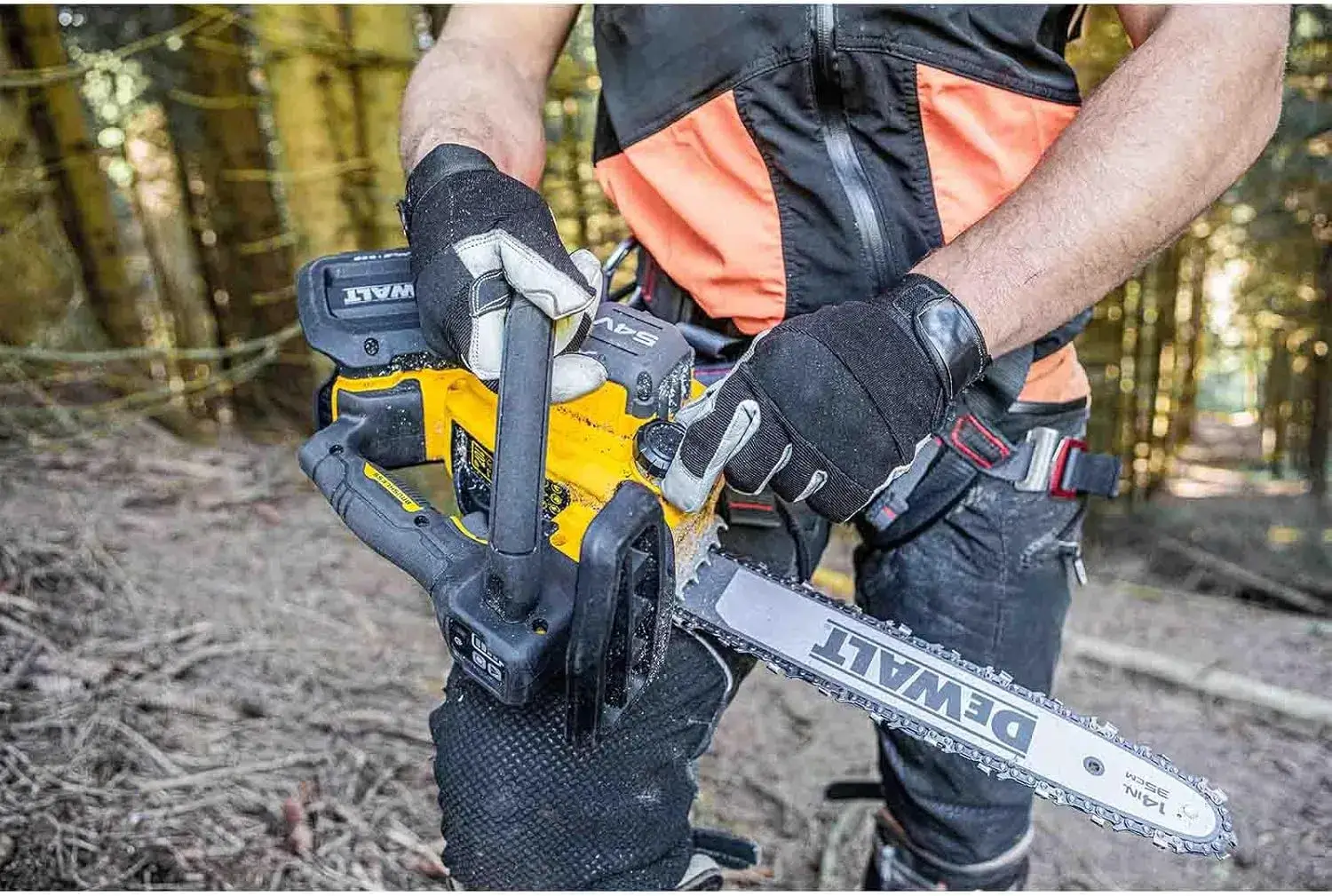 DeWalt DCMCST635N-XJ en coupe dans une branche, griffes d'abattage en appui