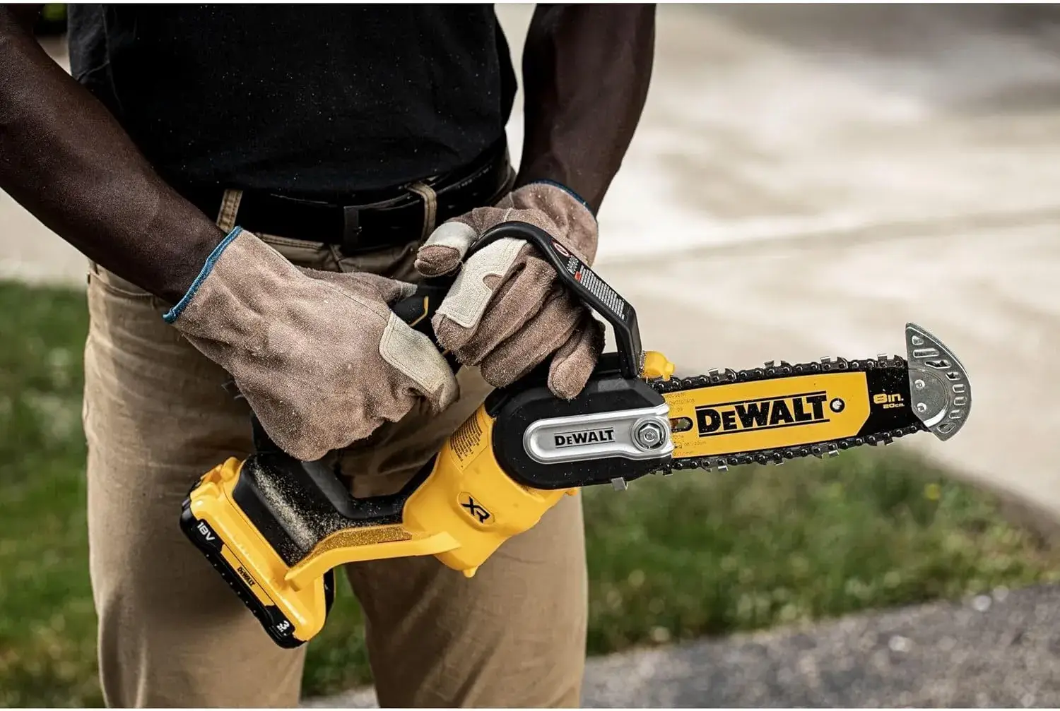 DeWalt DCMPS520N-XJ en cours de coupe sur une branche de fruitier