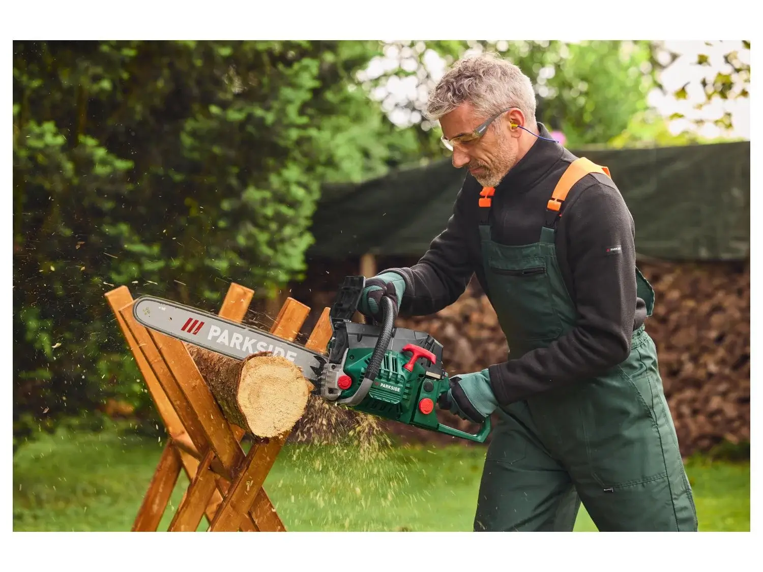 Moteur deux temps 53 cm³ de la Parkside PBKS 53 C3 et sa poignée arrière