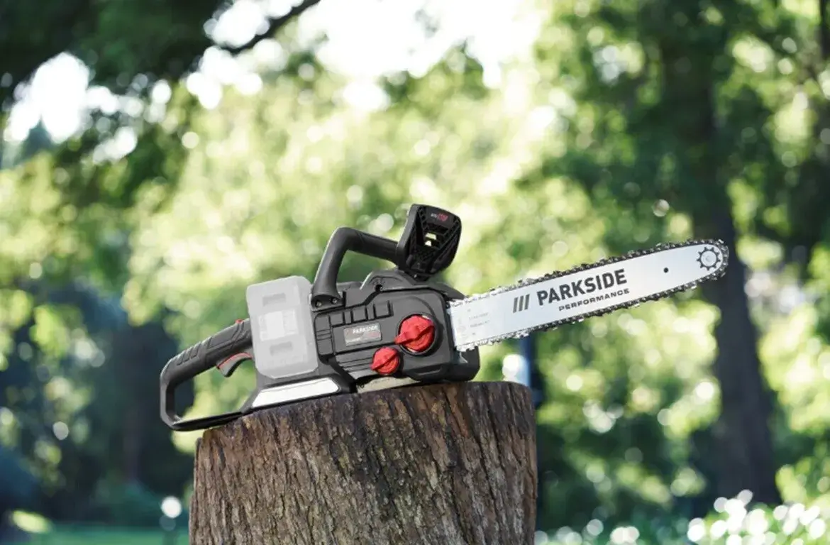 Emplacements des deux batteries 20 V sur la Parkside PPKSA 40 Li B2