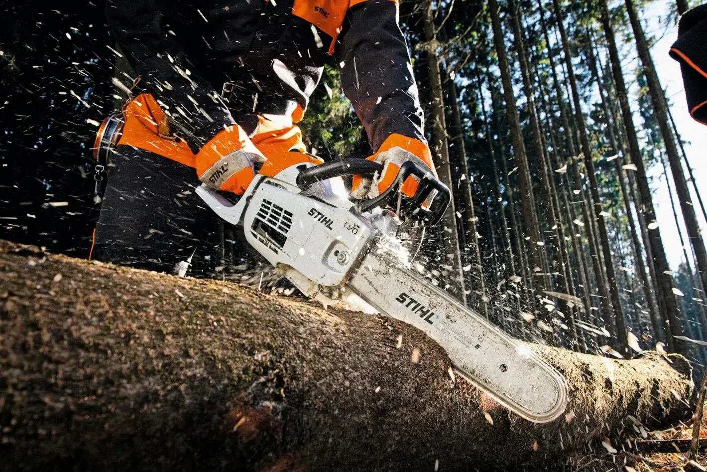 Stihl MS 201 C-M en coupe de finition sur une branche