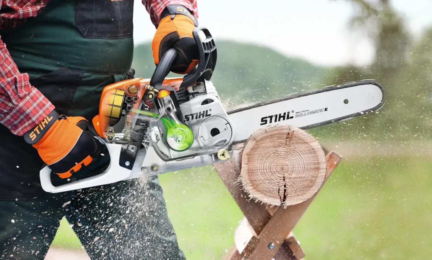 Stihl MS 231 en train de débiter du bois de chauffage