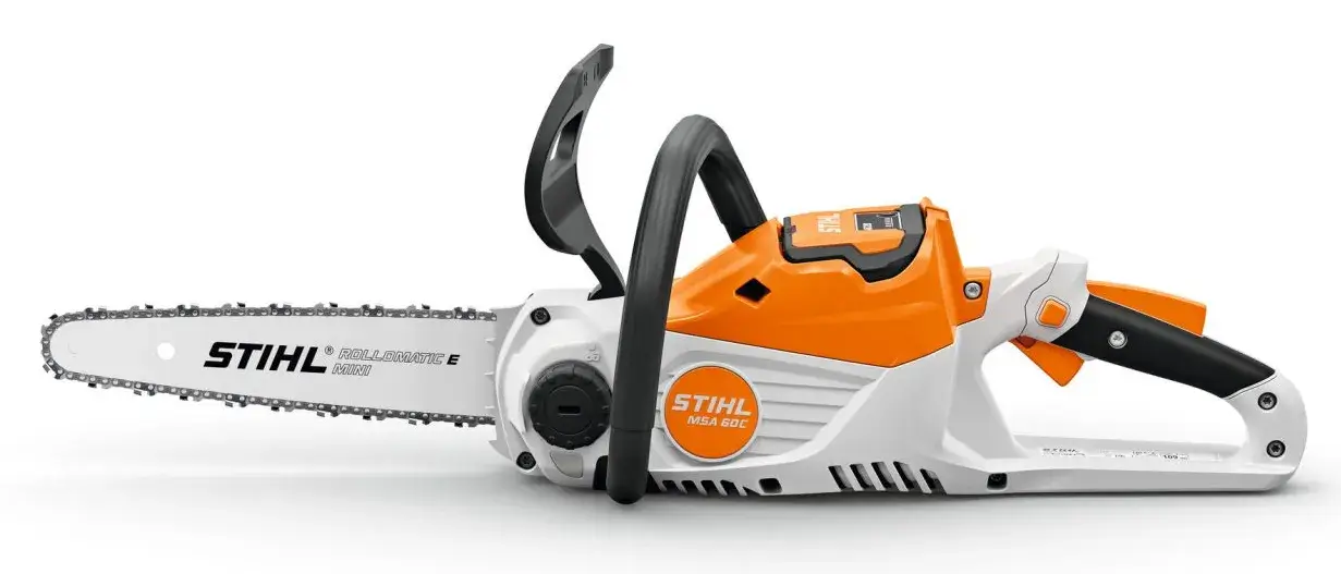 Stihl MSA 60 C-B utilisée pour couper une branche