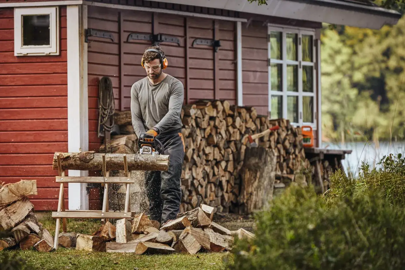 Stihl MS 172 en cours de coupe sur une bûche