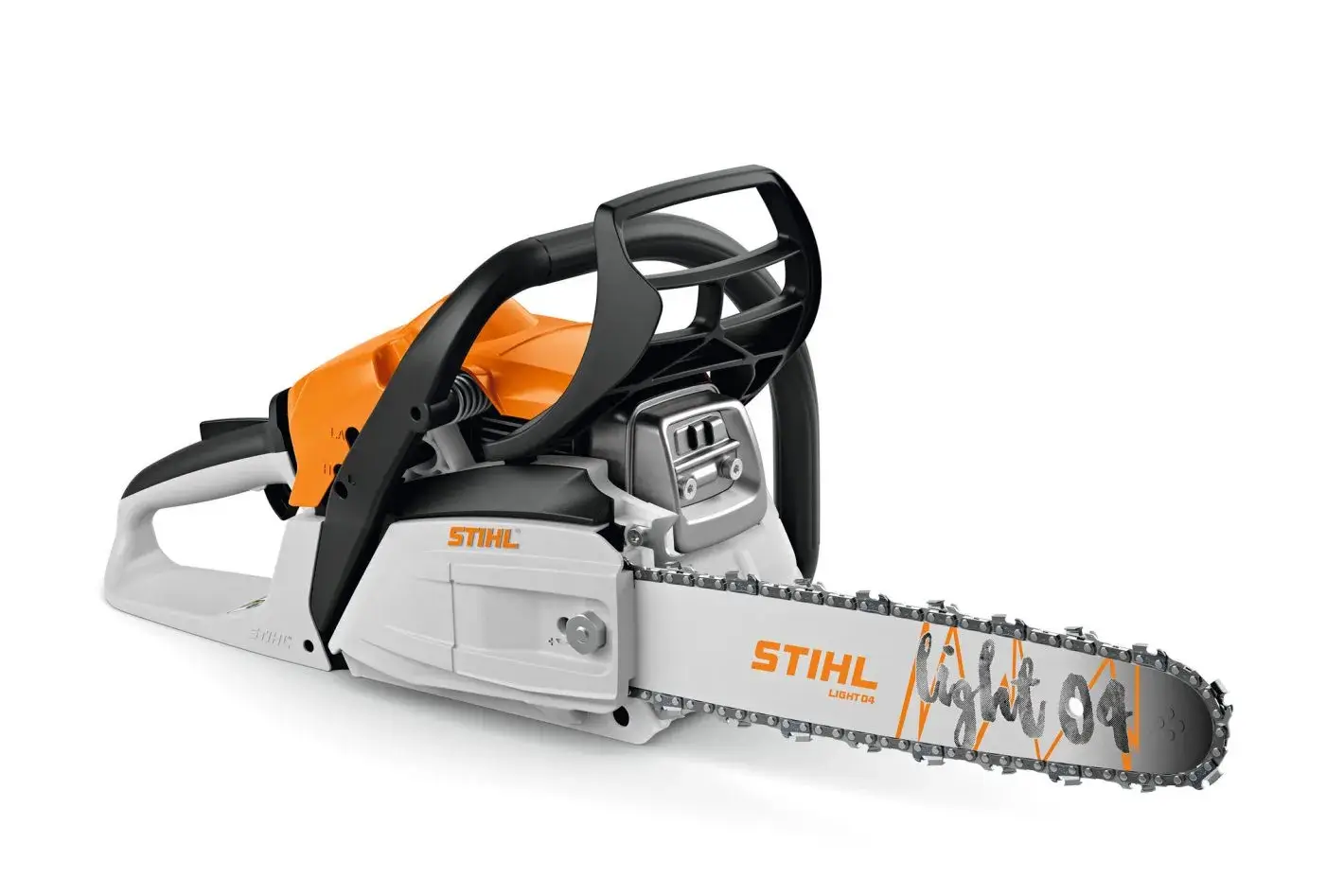 Stihl MS 182 en train d'ébrancher un arbre