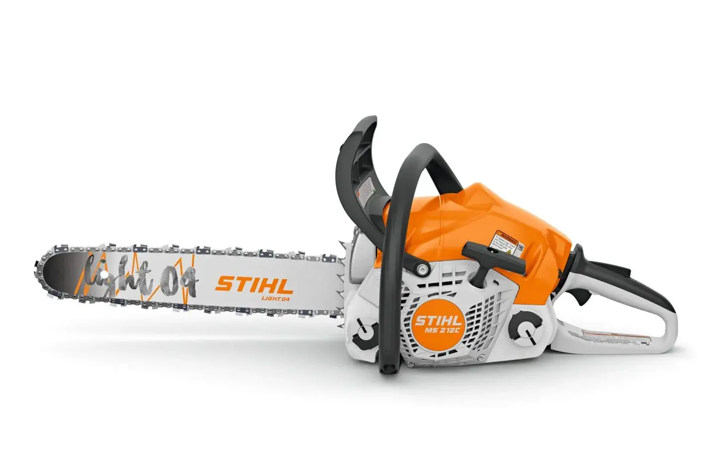 Stihl MS 212 C-BE en coupe dans une bûche de bois de chauffage