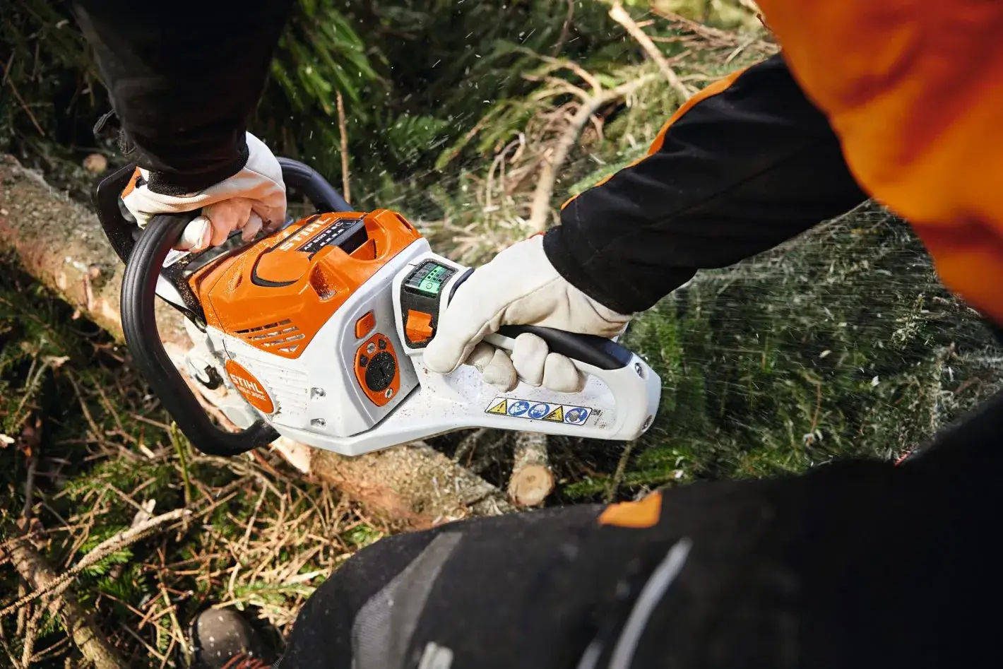Stihl MSA 300 C-O en coupe avec sa batterie AP 500 S