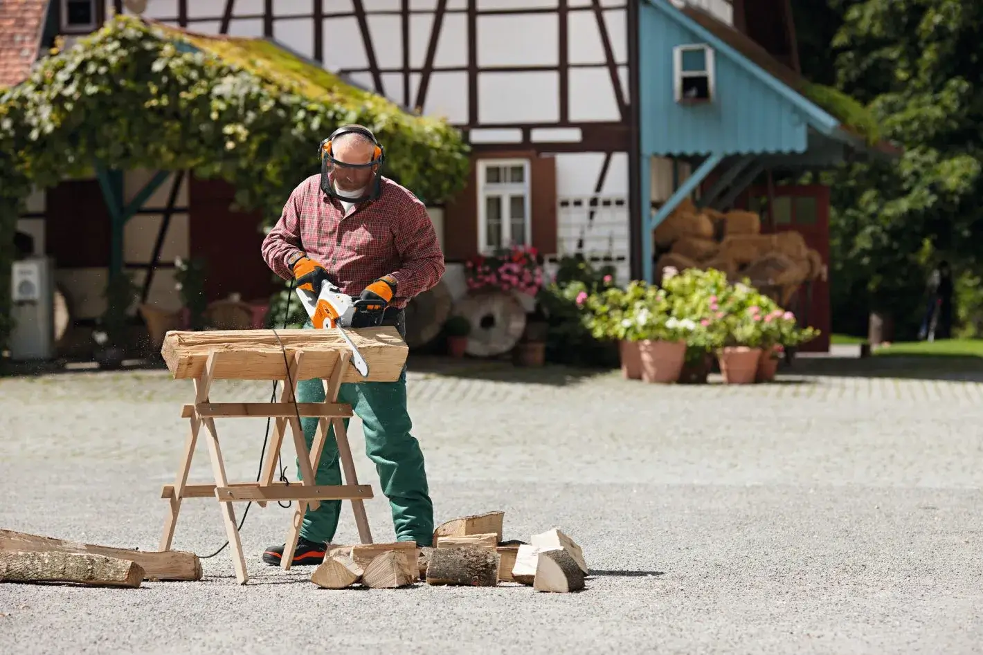 Stihl MSE 190 C-B en cours de coupe sur une bûche